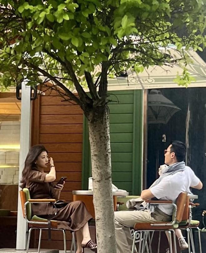 朱珠与老公上海南京西路街边喝咖啡被偶遇，美的像拍偶像剧