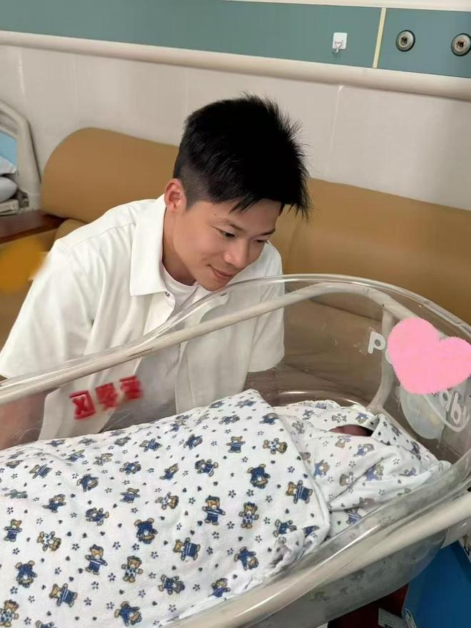 苏炳添官宣生三胎，网友齐送祝福：从校服到婚纱的爱情太甜了