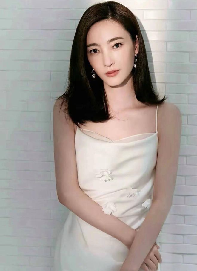 素颜女神王丽坤：清澈灵动，超凡脱俗。倾国倾城，温暖清雅！