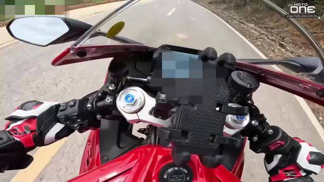 香港摩托博主试驾评测张雪 820RR，对比欧日机车