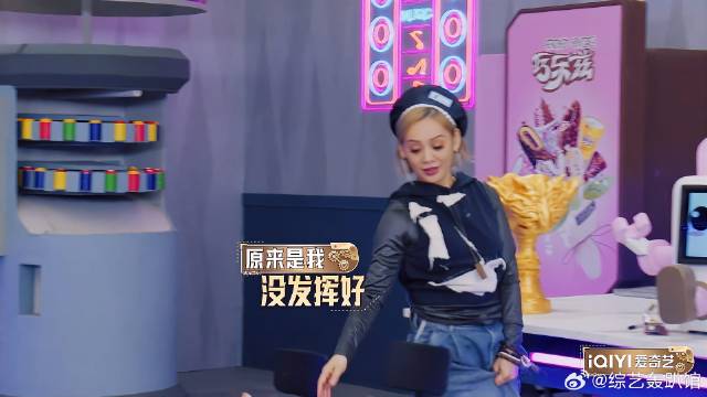 宁静叠的纸飞机厉害了，还会往回飞，自己玩嗨了！