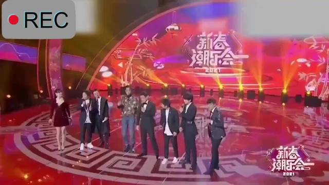 王耀庆到底多搞笑，和杨迪在台上妖娆舞蹈，变胖后闪亮登场！