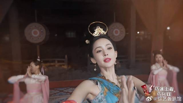 为了得到线索，娜扎献舞一曲，这妖娆的身姿！
