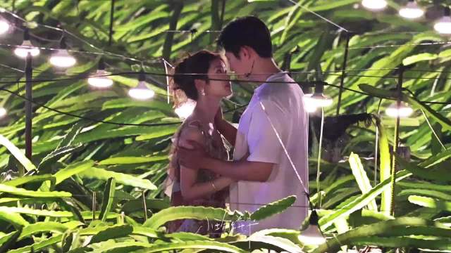 吻戏中途笑场又快速贴回，自然又暧昧的互动，完美诠释了熟男熟女的拉扯感