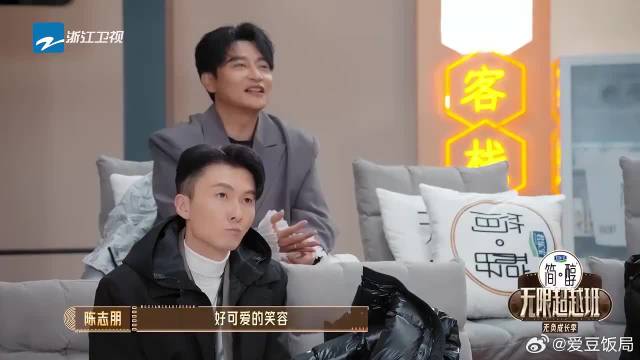 一听王晶立马介绍谢霆锋师傅给他，丁真笑得一脸纯真，太可爱了！
