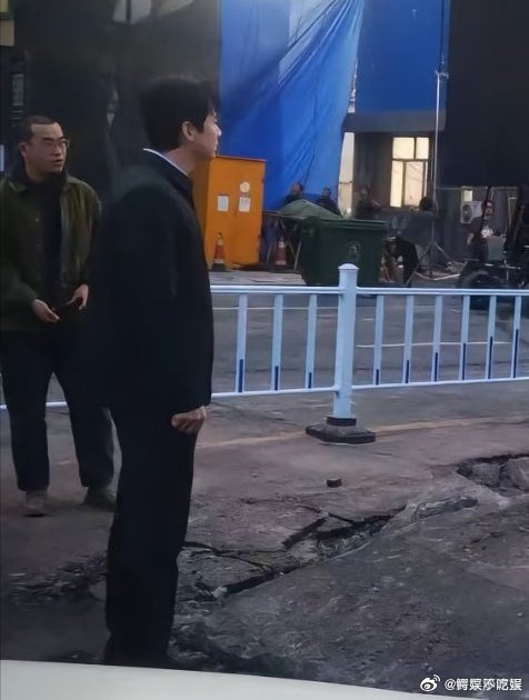 白敬亭的粉丝和路人网友对于其颜值变化的态度有何不同？