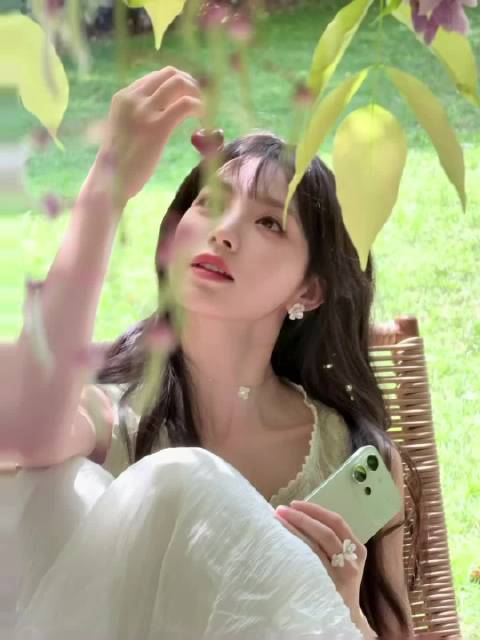 夏日的田曦薇，就像掌管整个水果王国的公主