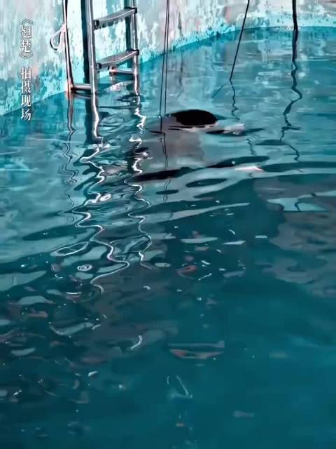 周翊然冷水吊威亚冒热气仍保持表演状态