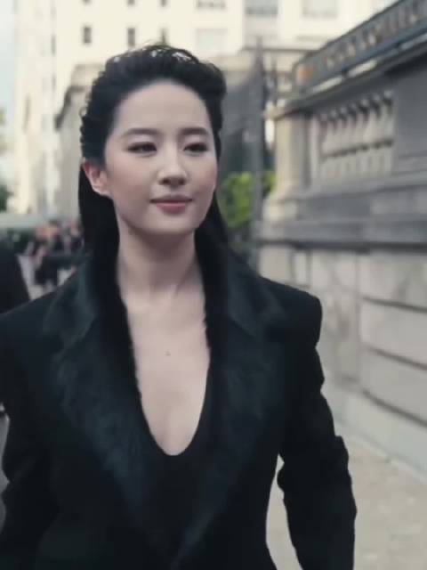 刘亦菲纽约看秀送飞吻，御姐甜妹反差吸睛