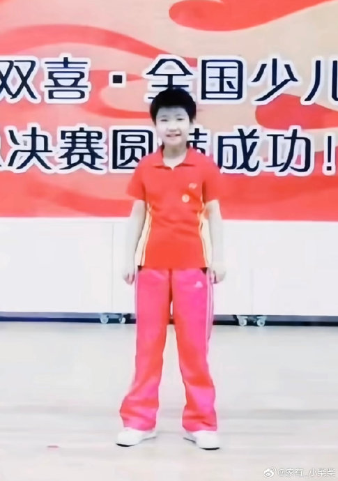 穿公主裙打乒乓球的女孩是谁？有什么背景故事吗？