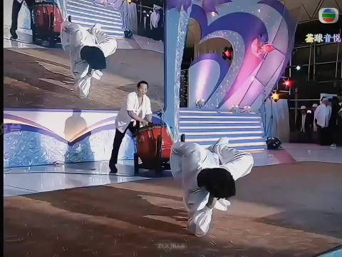 吴京月下舞剑行云流水