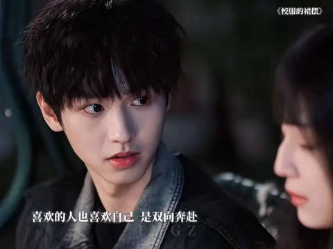 男孩告白得不到回应以为被拒，没想到女孩突然牵手表明心意，男孩忍不住窃喜
