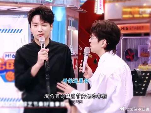 两位主持人的反应才是最好笑的