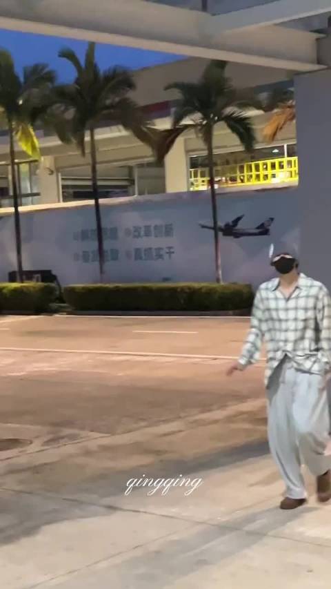 王安宇穿格子衬衣亮相长沙录制你好星期六