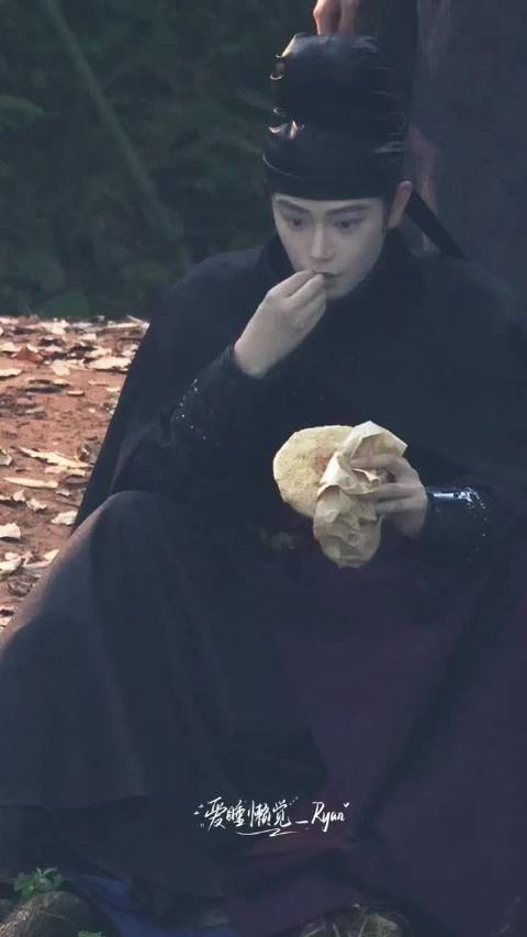 丁禹兮吃饼画面引发网友喜爱