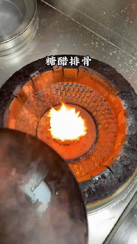 男人会做这道糖醋排骨，帅到不需要彭于晏，再加点耐心和火候，酸甜入味更迷人