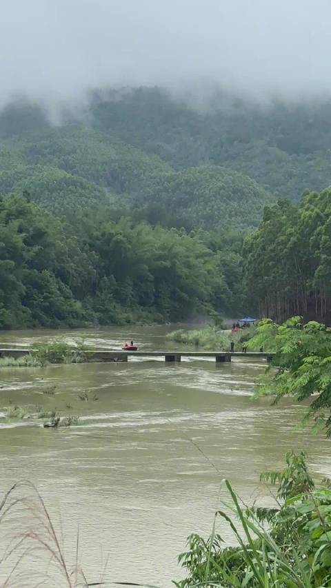 极目深度|车快通过桥面时出事，河池皮卡坠河遇难10人大多沾亲带故