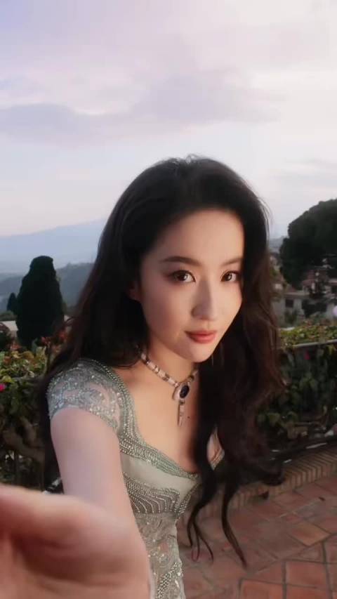 刘亦菲西装背头造型亮相