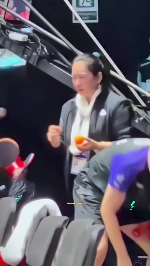 林诗栋赛后把拍子递给王楚钦，太暖心了！