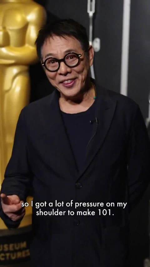 李连杰出镜谈英雄，称无需斗篷只需黄飞鸿折扇