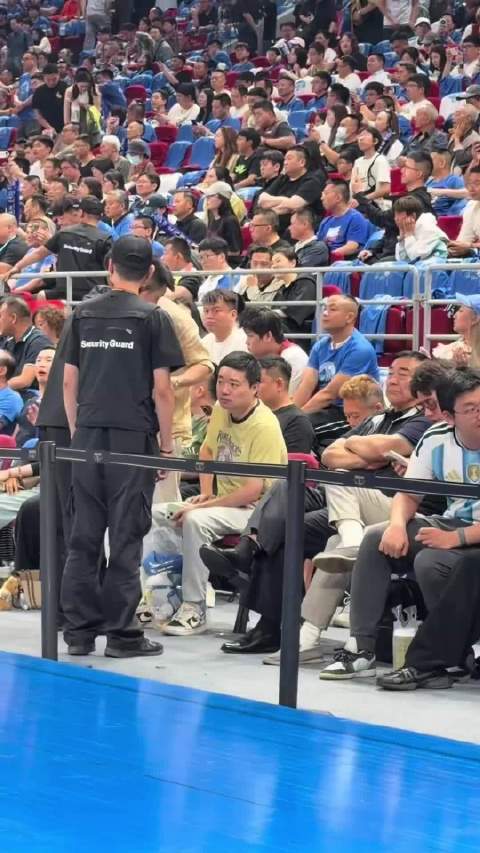 丁俊晖观战CBA京沪大战，看球时表情超级严肃，与人交谈时又亲和力拉满