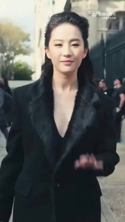 刘亦菲黑西装大背头亮相秀场，展现女王气场