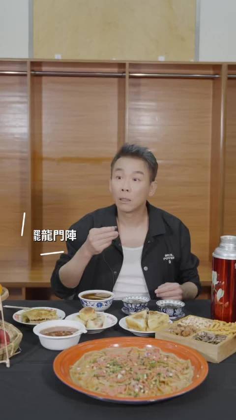陶喆重庆品美食嗑瓜子生疏掉落