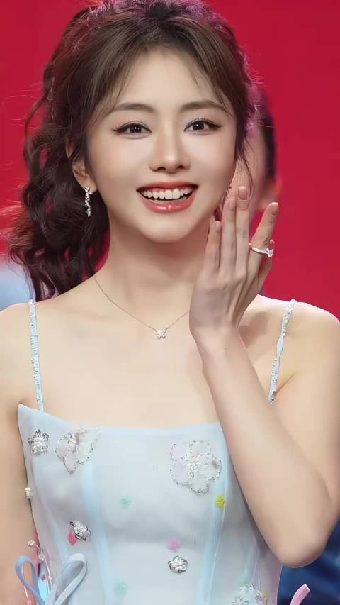 谭松韵笑容治愈如春风，岁月添温柔笃定