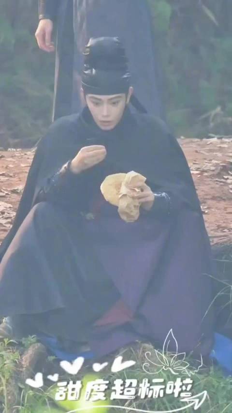 丁禹兮《司宫令》片场假吃道具动作呆萌