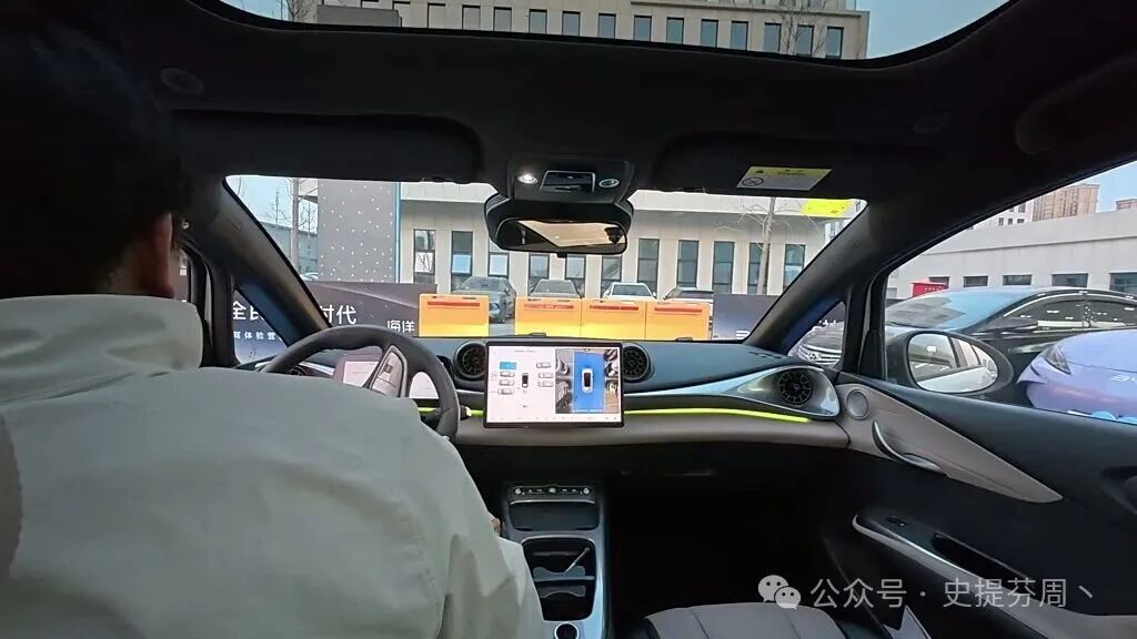 比亚迪海豚自动泊车,我可以明确地说:**这次真不像“新手在练车”**