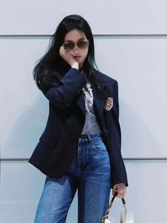 刘亦菲LV机场造型：最高级时髦是不费力的松弛贵气