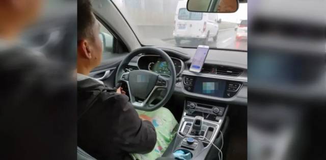 为什么电动车主盖被子开车也不敢开空调?_南方plus_南方