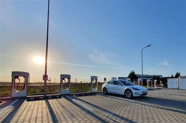 特斯拉调整超充站超时费:没空位才收费 宽限20分钟