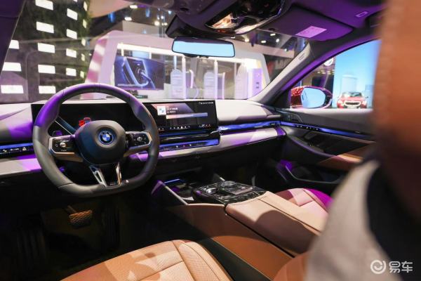 国产全新宝马5系在标轴版的基础上全面加长轴距3105毫米