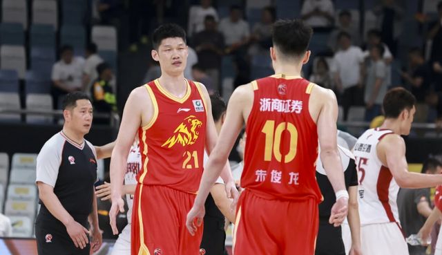 浙江广厦11分惜败！深圳男篮扳回一城，桑普森受伤，孙铭徽缺席