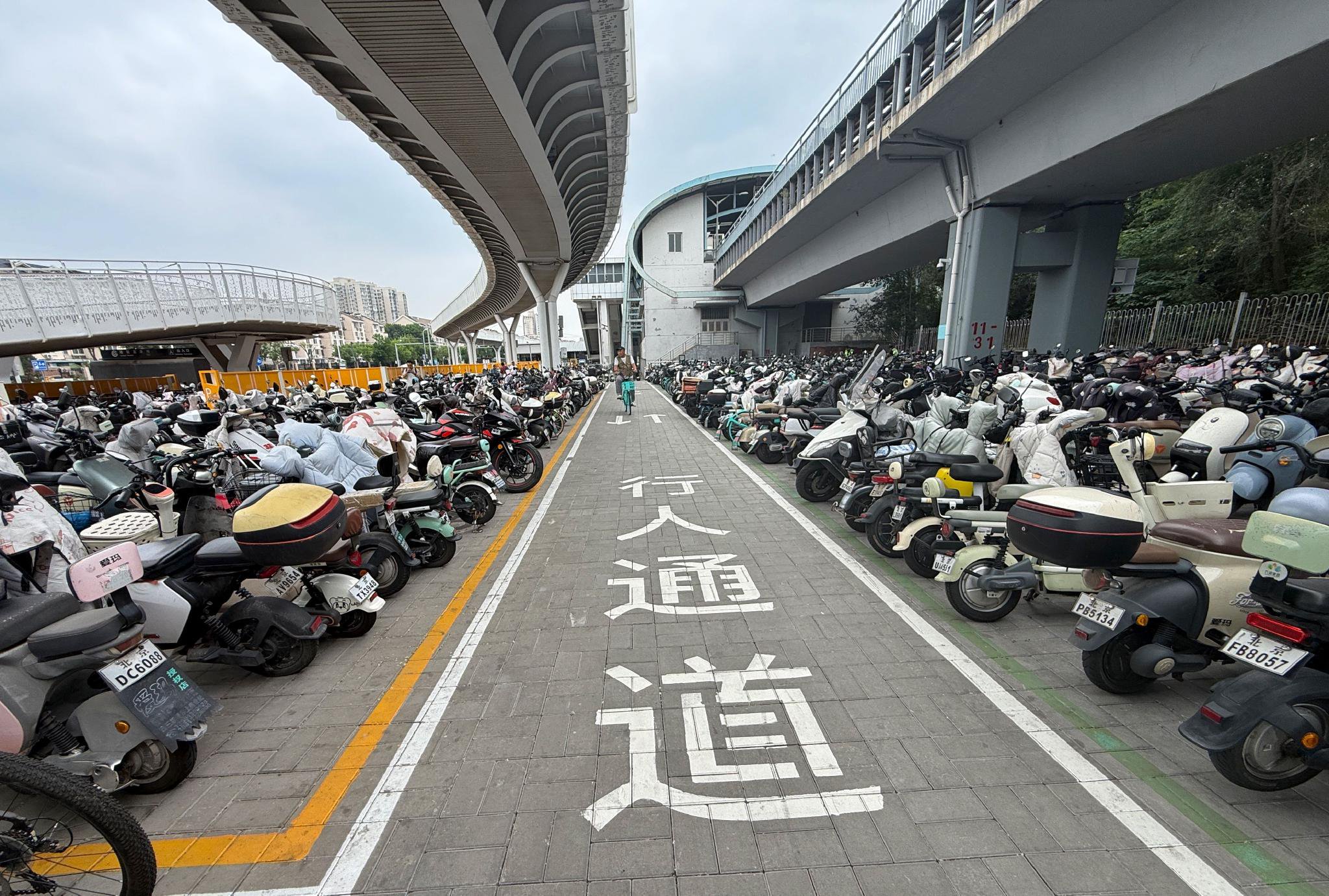 經過治理改造，13號線龍澤地鐵站外的行人通行條件得到了改善。新京報記者 王貴彬 攝