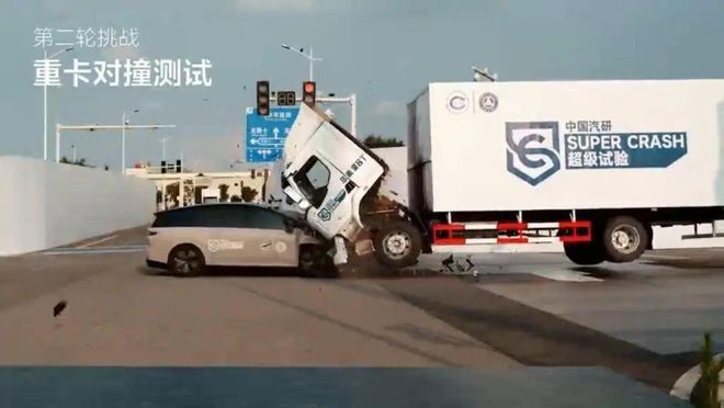 理想i8对撞重卡测试引争议 东风柳汽:严重误导