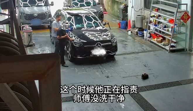 奔驰车主故意碾压猫咪：两次调整轮胎方向，存心虐杀，画面引公愤|洗车店_订阅
