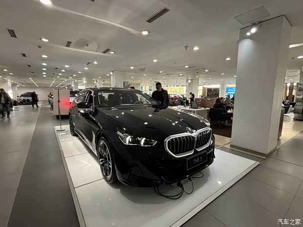 上海12月探店:全新宝马5系豪华座驾至高优惠16万,这价格您心动吗?