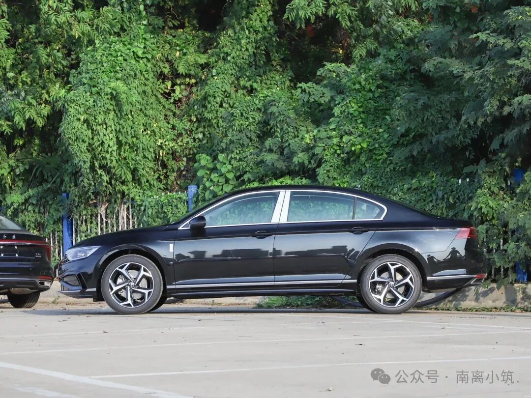 老余聊车:2026款迈腾,17.99万起,是德系智能的新答卷还是最后的燃油情书?
