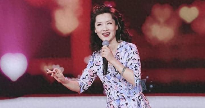 63岁何赛飞新烫了羊毛卷减龄30岁，穿印花连衣裙，美得像换了个人