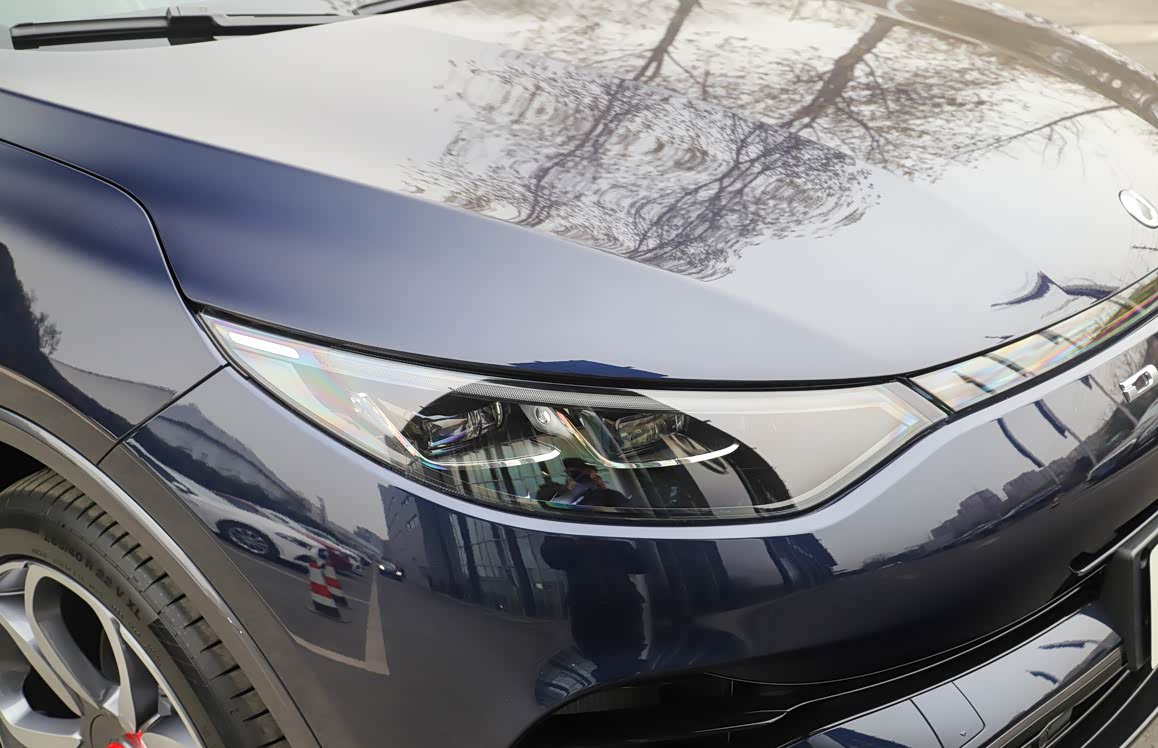 比亚迪联手奔驰打造的中型SUV,入门就有950NM,4.3S破百仅20多万