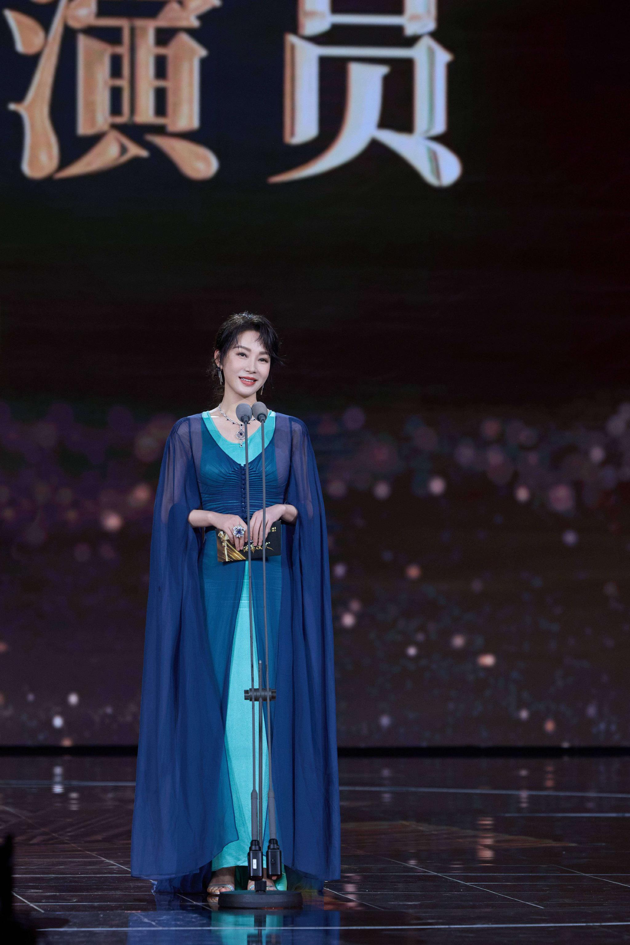 47岁陈数三亚亮相引热议:白裙花海尽显从容,瑜伽二十年状态惊人