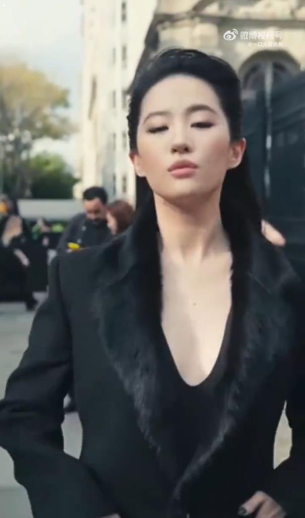 刘亦菲纽约看秀，黑西装搭配大背头气场十足_新闻