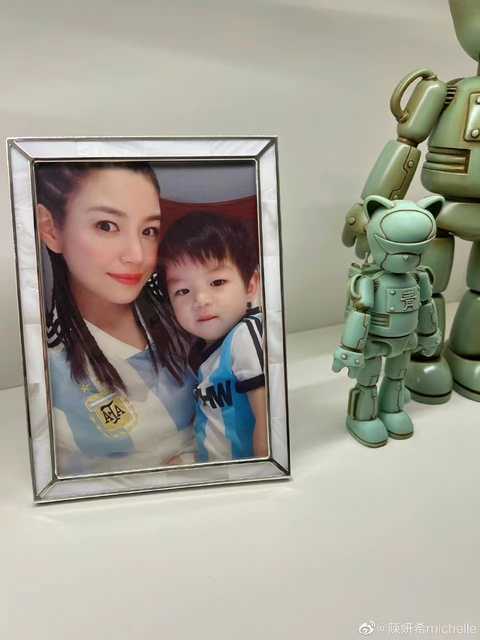 陈妍希为6岁儿子庆生，大方晒小星星正脸照，也太像陈晓了吧
