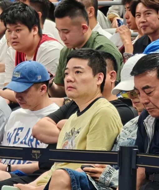 跨界联动!丁俊晖现场观战CBA京沪对决,见证上海夺赛点