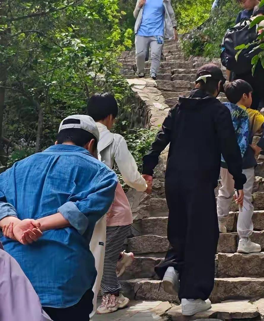 五一假期，有网友在香山偶遇吴京一家四口，吴京全程双手背后，谢楠乘风破浪