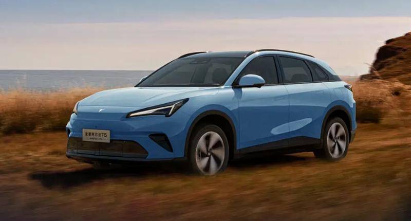 十多万买中型新能源SUV,新款极狐阿尔法T5智驾、双动力都给全了