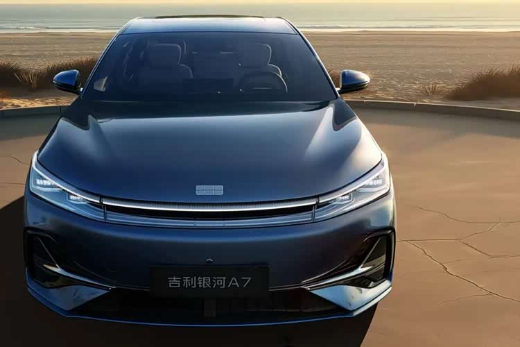 8万起售,车长4.9米,一箱油能开2000km,还有劳斯莱斯同款前脸!