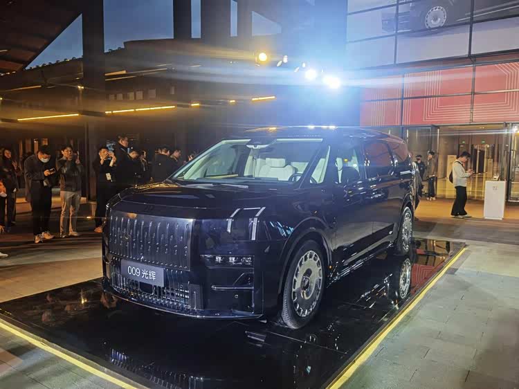 面对理想MEGA和小鹏X9,极氪009光辉78.9万的售价底气在哪?